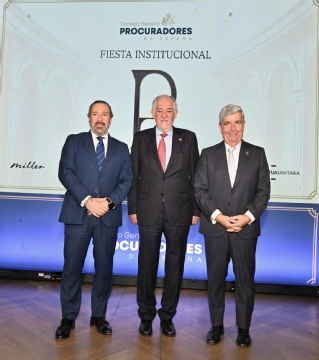 El presidente de la Audiencia Nacional posa tras recibir el Premio ‘Convivencia y Tolerancia’ del Consejo General de Procuradores